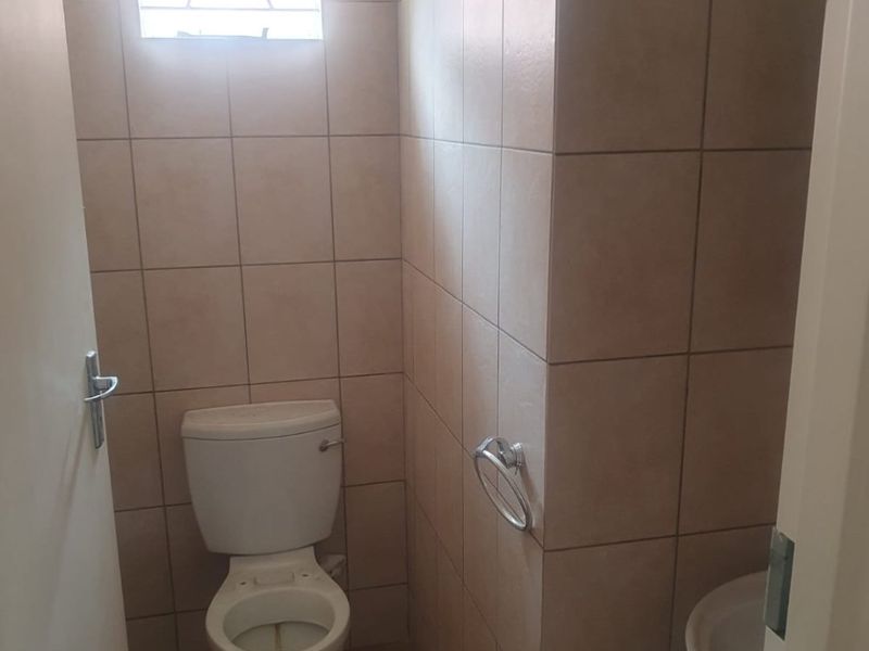 Location is perfect for your new office. - Photo 7