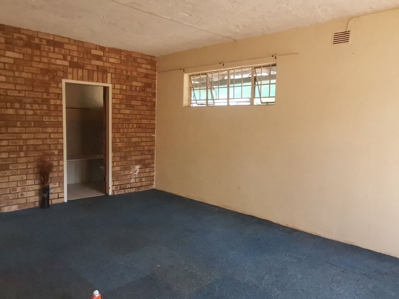 4 Bed House in Roosheuwel for Sale - Photo 9