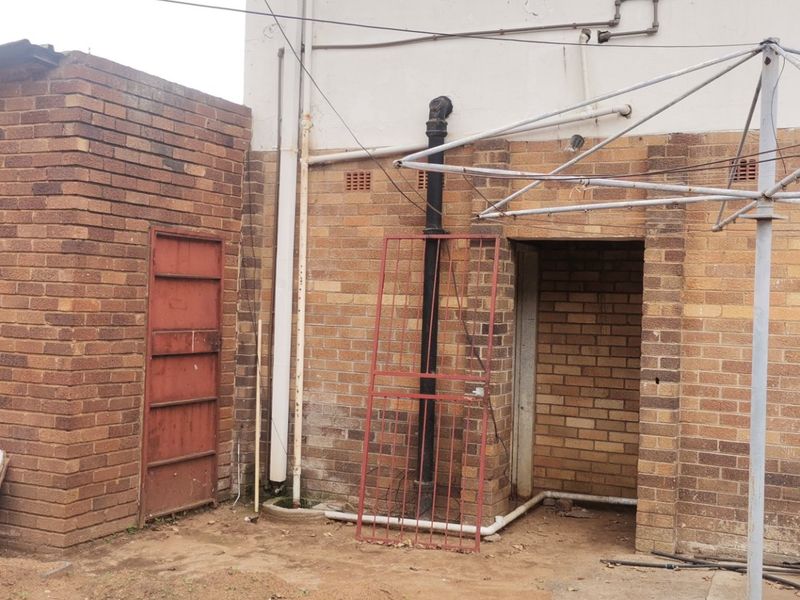 4 Bed House in Roosheuwel for Sale - Photo 6