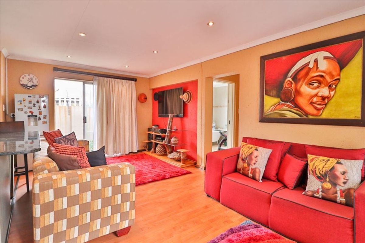 Charming Home with Swimming Pool - Photo 2