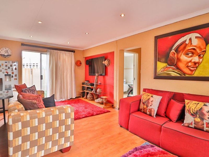 Charming Home with Swimming Pool - Photo 2