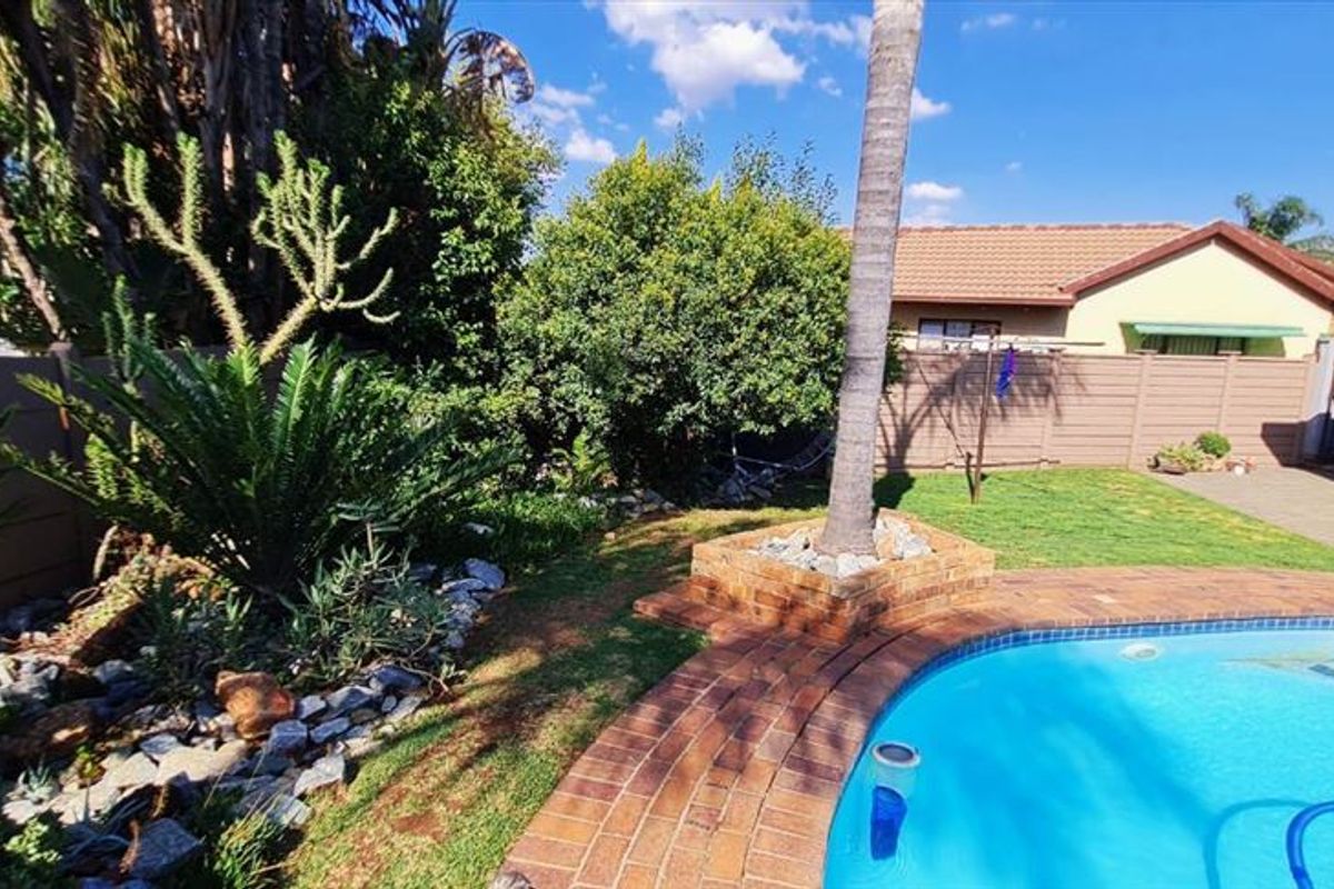 Spacious Family Home with Pool and Staff Quarters - Photo 3