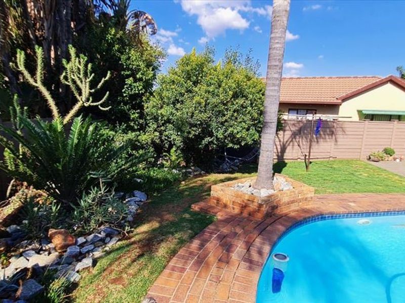 Spacious Family Home with Pool and Staff Quarters - Photo 3