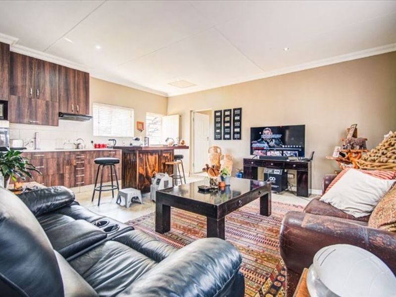 Cozy and Practical Two-Bedroom Home - Photo 2