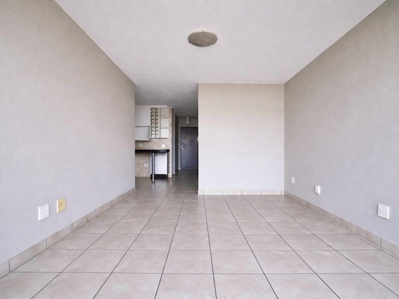 Incredible Views | 2 Bedroom Apartment in Sought-After Worlds View, Northcliff - Photo 2