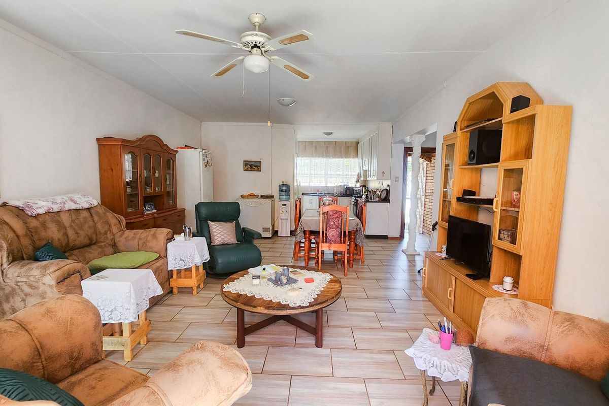 Discover the perfect blend of low maintenance living and modern comfort i this charming three bedroom townhouse. - Photo 5