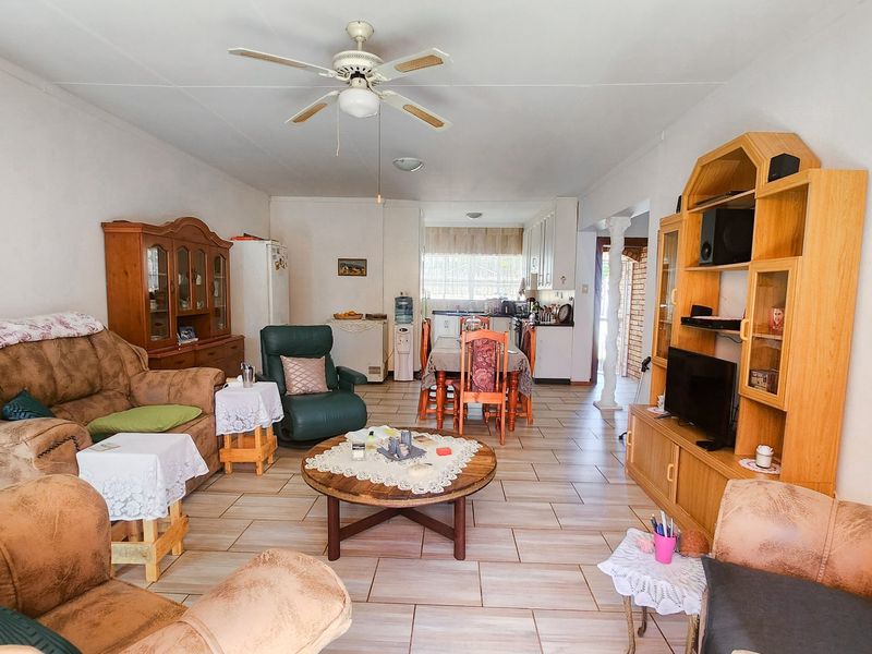 Discover the perfect blend of low maintenance living and modern comfort i this charming three bedroom townhouse. - Photo 5