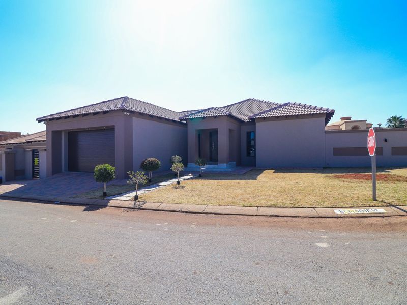 Modern 4-Bedroom Townhouse with Exceptional Entertainment Facilities - Photo 4