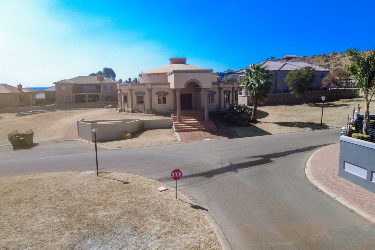 Modern 4-Bedroom Townhouse with Exceptional Entertainment Facilities - Photo 2