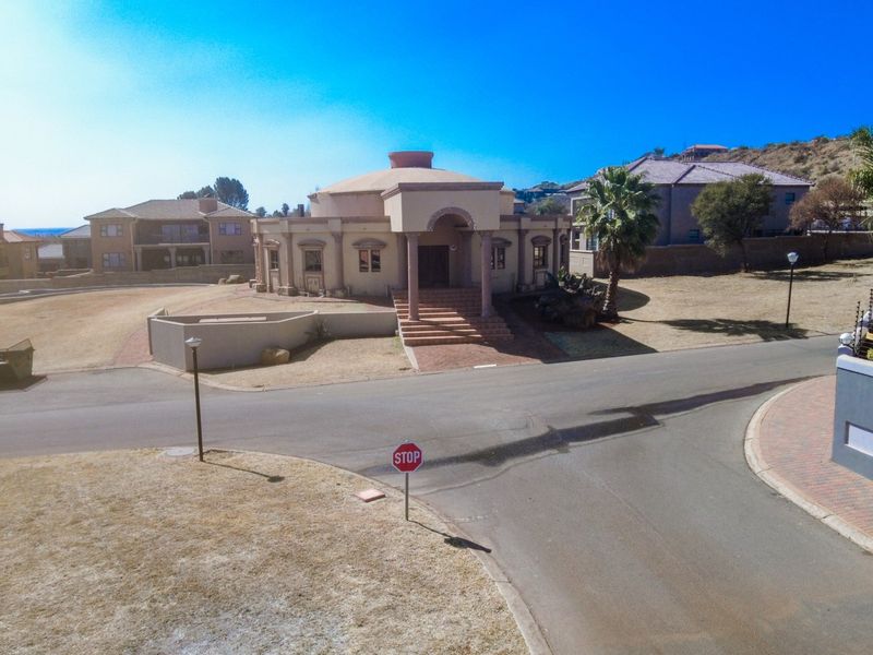 Modern 4-Bedroom Townhouse with Exceptional Entertainment Facilities - Photo 2