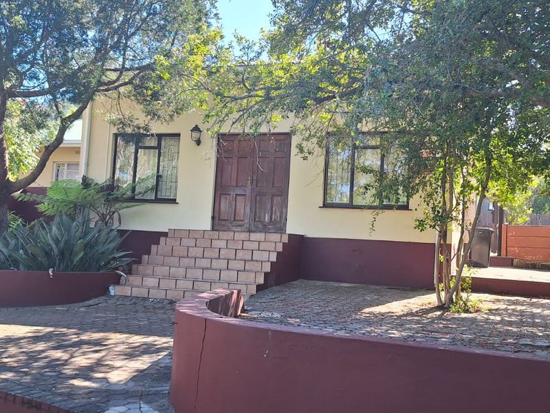 Spacious Family Home with Excellent Potential in Old Place, Knysna - Photo 10