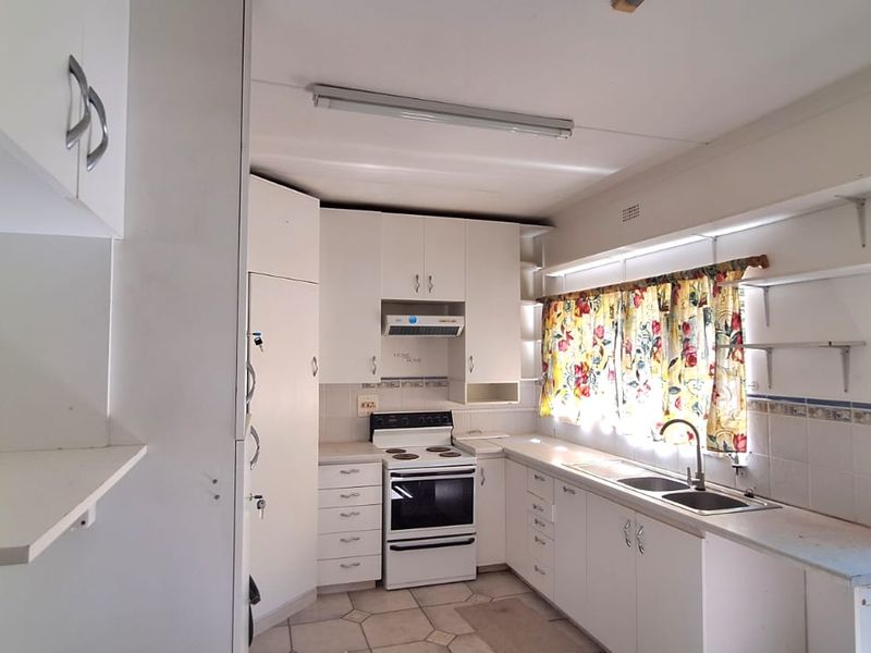 Spacious Family Home with Excellent Potential in Old Place, Knysna - Photo 8