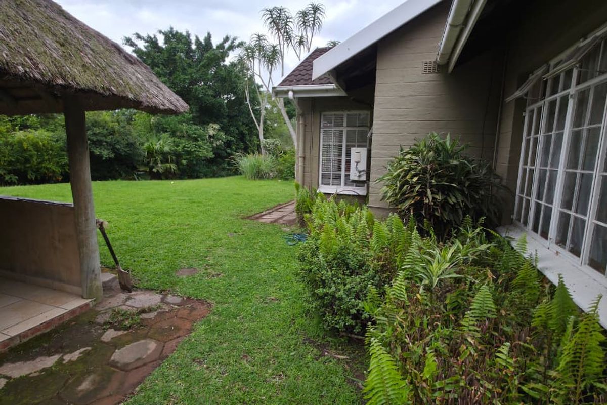 ENTERTAINERS DELIGHT 4 BEDROOM HOME PADFIELD PARK PINETOWN - Photo 3