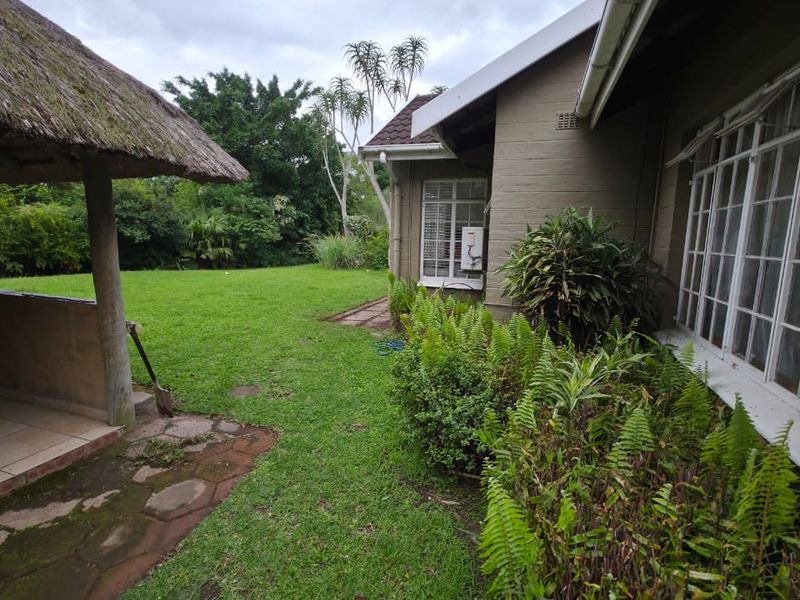 ENTERTAINERS DELIGHT 4 BEDROOM HOME PADFIELD PARK PINETOWN - Photo 3