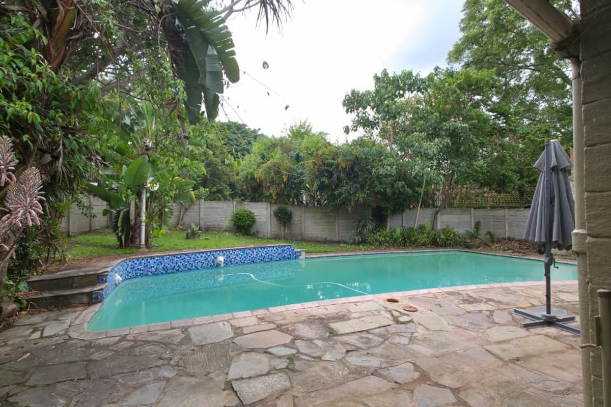 ENTERTAINERS DELIGHT 4 BEDROOM HOME PADFIELD PARK PINETOWN - Photo 4