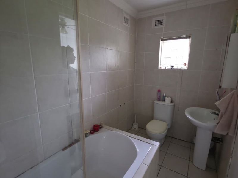 ENTERTAINERS DELIGHT 4 BEDROOM HOME PADFIELD PARK PINETOWN - Photo 9