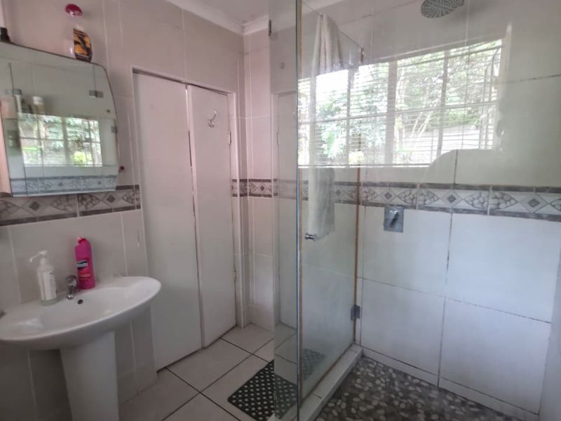 ENTERTAINERS DELIGHT 4 BEDROOM HOME PADFIELD PARK PINETOWN - Photo 7