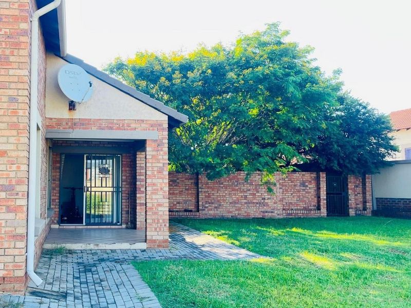 3 Bed 2 Bath with Large Garden - Photo 3