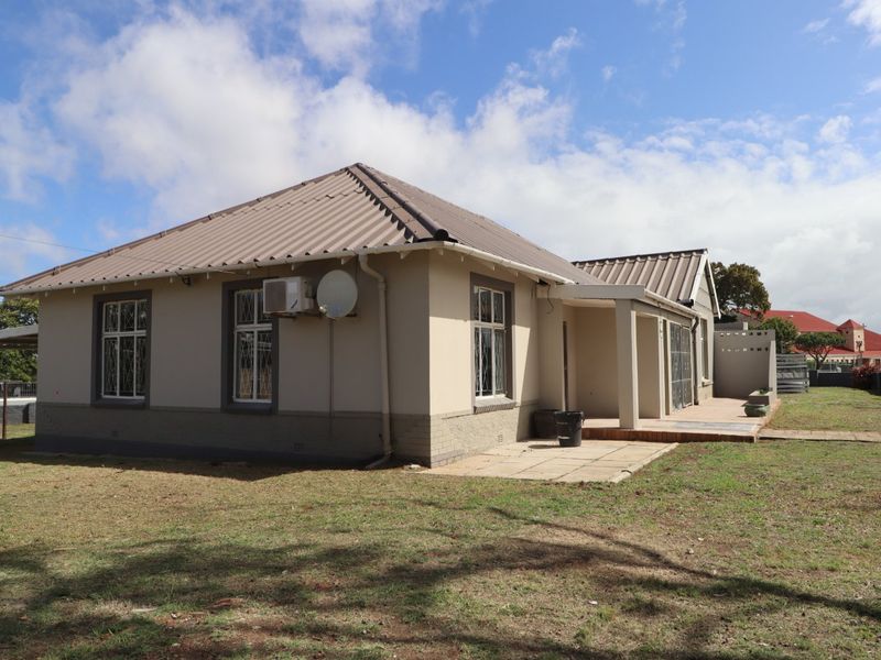 PLUS Granny flat newly renovated family home - Photo 2