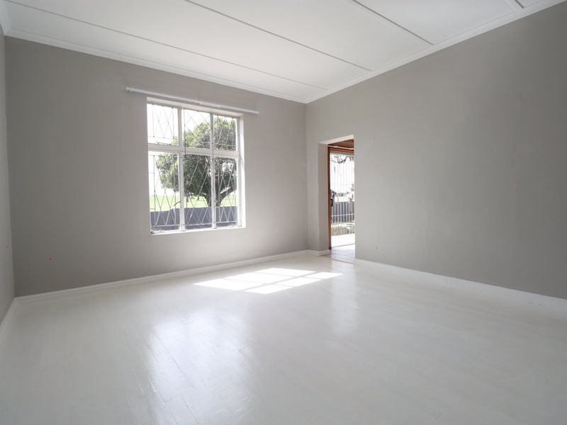 PLUS Granny flat newly renovated family home - Photo 10