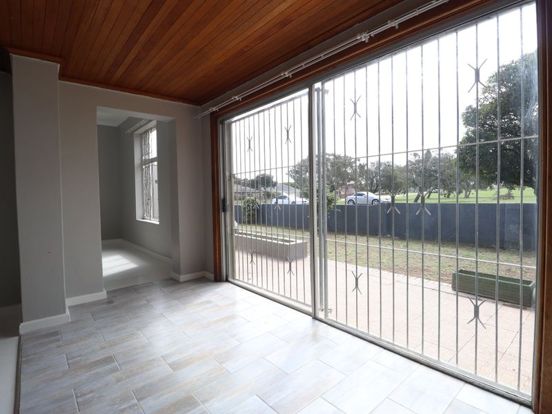 PLUS Granny flat newly renovated family home - Photo 8