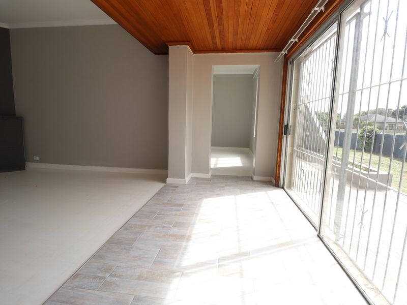 PLUS Granny flat newly renovated family home - Photo 7