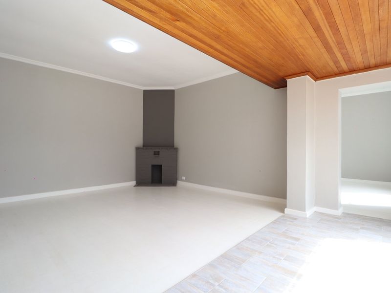 PLUS Granny flat newly renovated family home - Photo 6