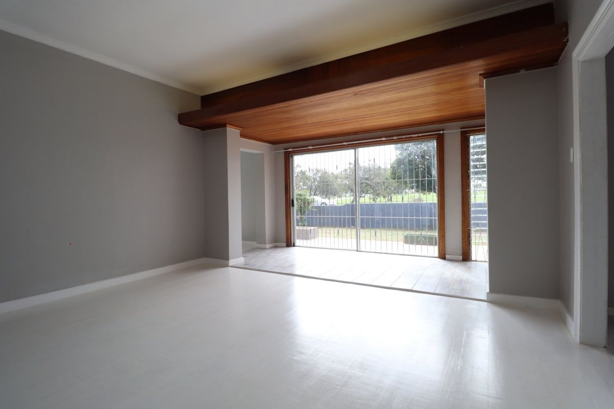 PLUS Granny flat newly renovated family home - Photo 5