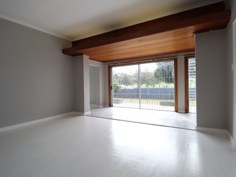 PLUS Granny flat newly renovated family home - Photo 5