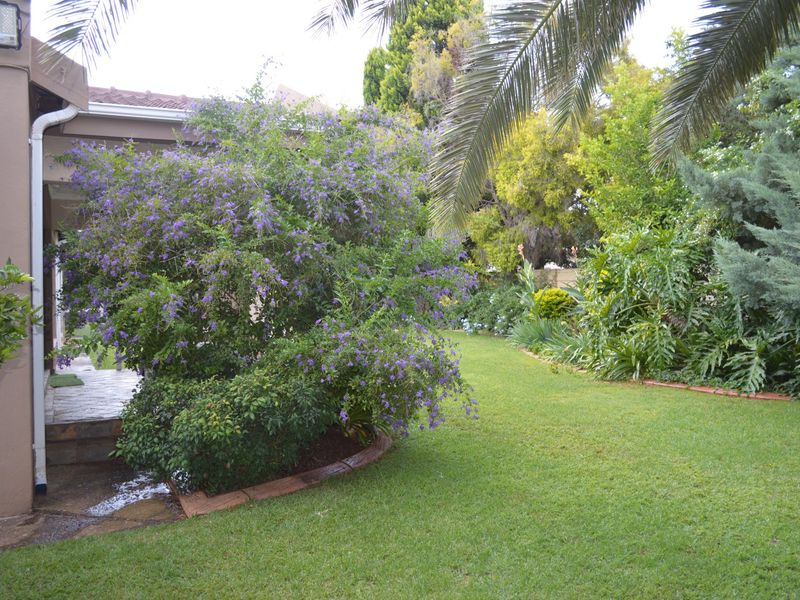 Immaculate Off-the-Grid Family Home in Prestigious Wilkoppies - Photo 3