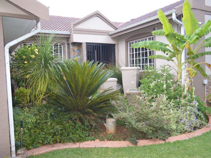 Immaculate Off-the-Grid Family Home in Prestigious Wilkoppies - Photo 4