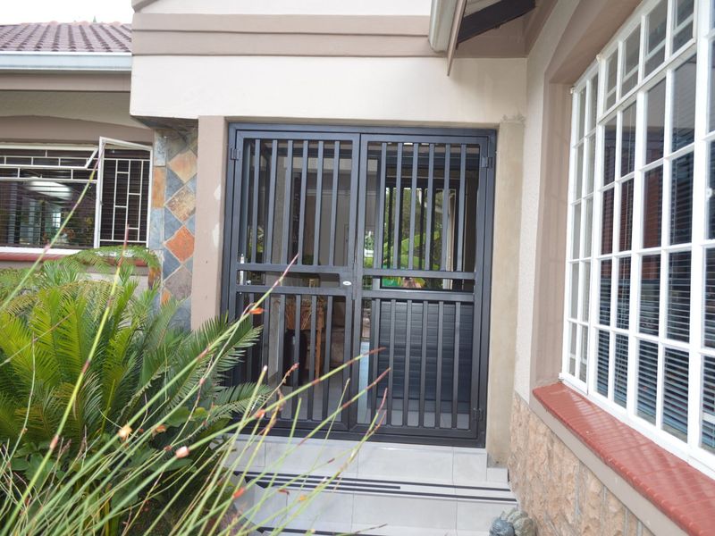 Immaculate Off-the-Grid Family Home in Prestigious Wilkoppies - Photo 8