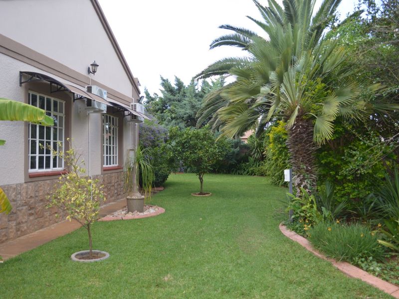 Immaculate Off-the-Grid Family Home in Prestigious Wilkoppies - Photo 7