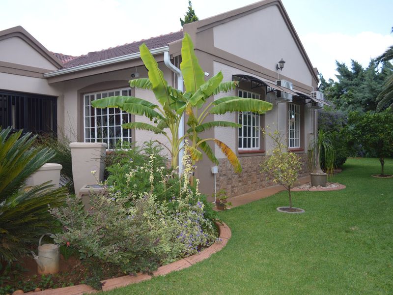 Immaculate Off-the-Grid Family Home in Prestigious Wilkoppies - Photo 5