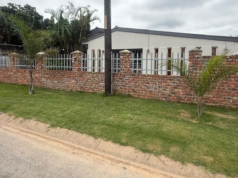 5 Bed Family Home for sale in Retief  - Photo 8