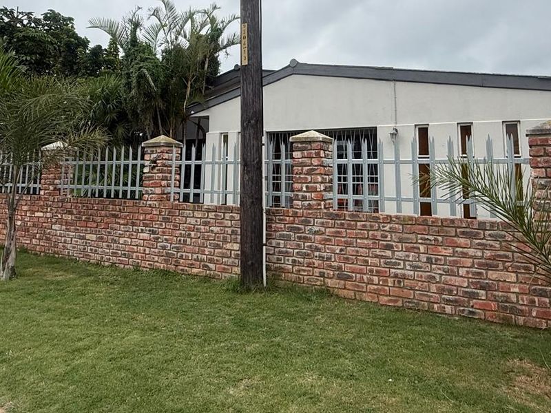 5 Bed Family Home for sale in Retief  - Photo 4