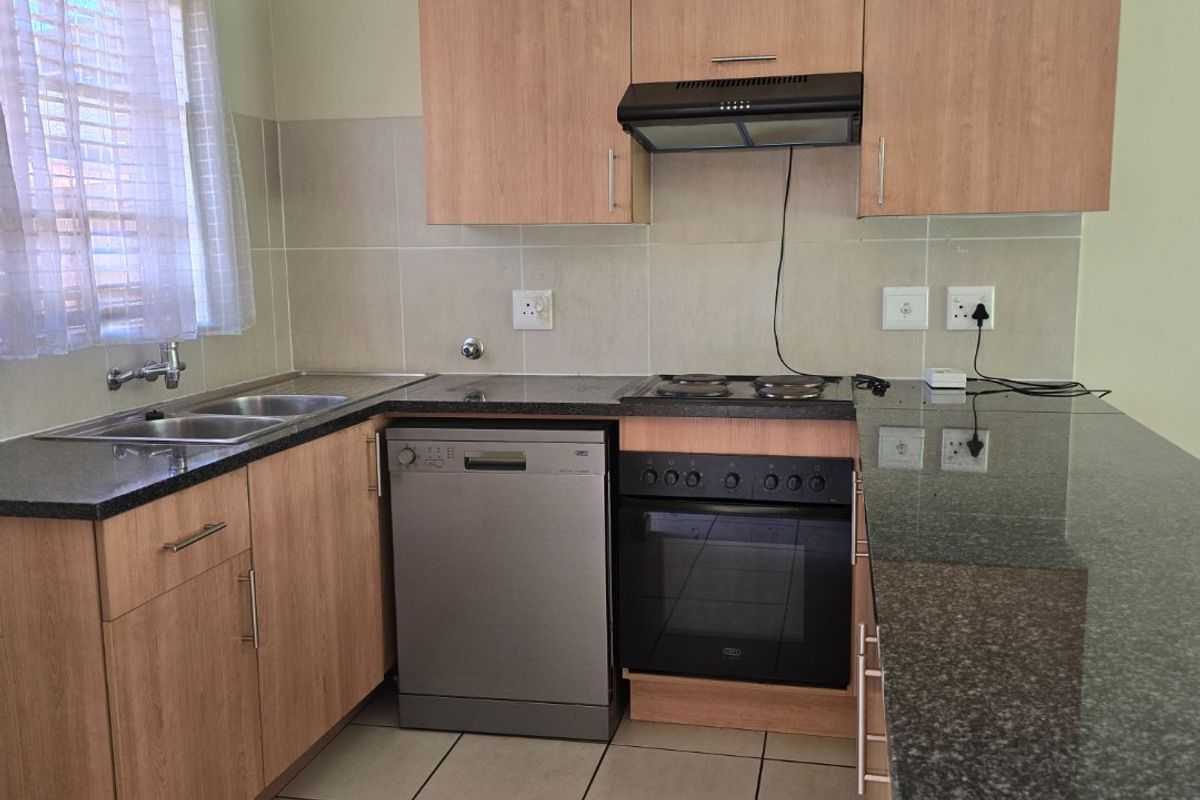 GREAT STARTER UNIT IN POPULAR COMPLEX - Photo 4