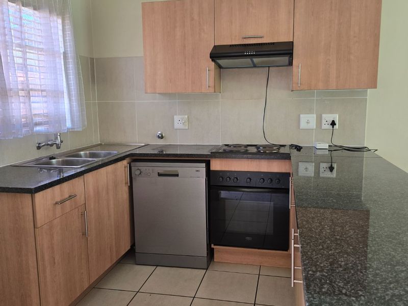 GREAT STARTER UNIT IN POPULAR COMPLEX - Photo 4