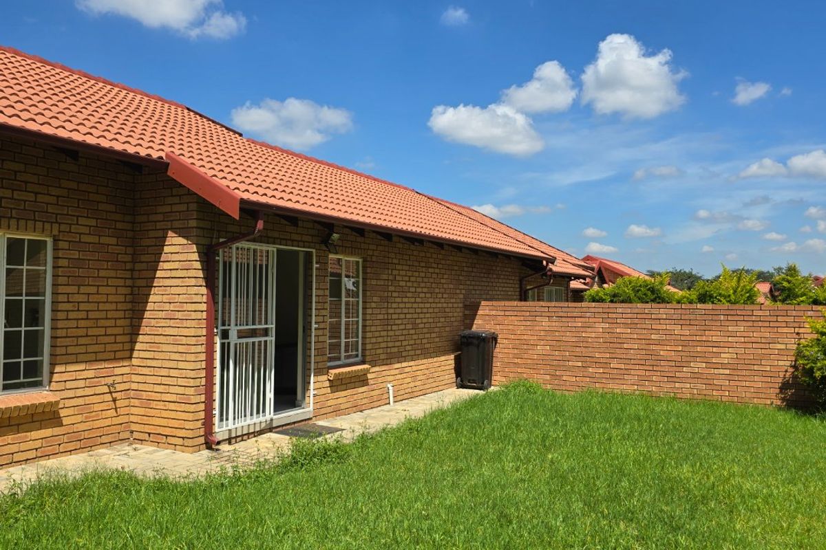 GREAT STARTER UNIT IN POPULAR COMPLEX - Photo 2