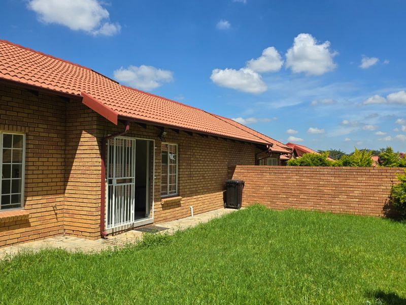 GREAT STARTER UNIT IN POPULAR COMPLEX - Photo 2