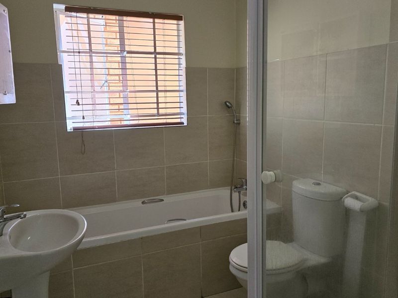 GREAT STARTER UNIT IN POPULAR COMPLEX - Photo 9