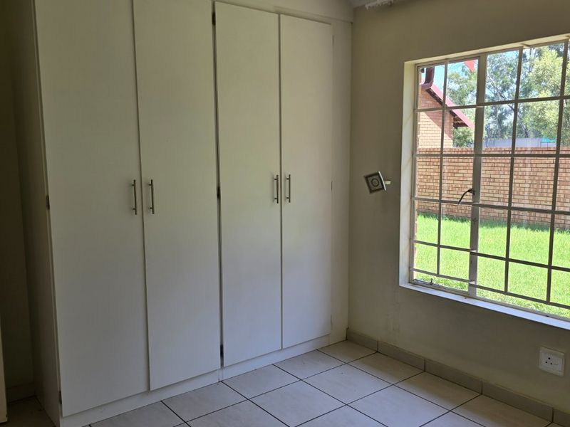 GREAT STARTER UNIT IN POPULAR COMPLEX - Photo 6