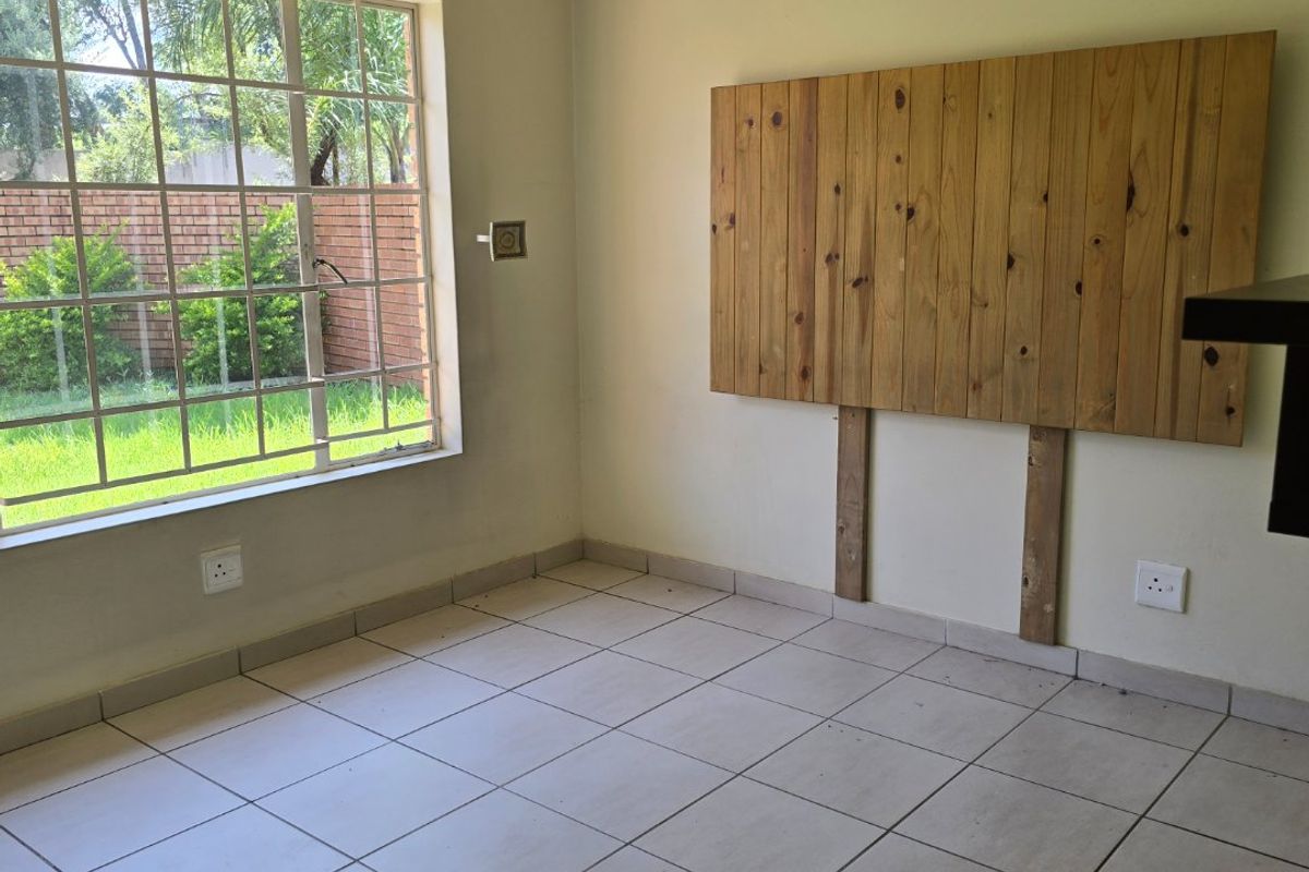 GREAT STARTER UNIT IN POPULAR COMPLEX - Photo 5