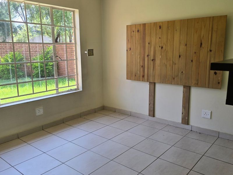 GREAT STARTER UNIT IN POPULAR COMPLEX - Photo 5