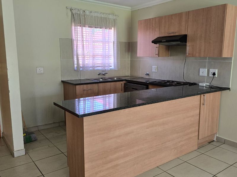 GREAT STARTER UNIT IN POPULAR COMPLEX - Photo 3