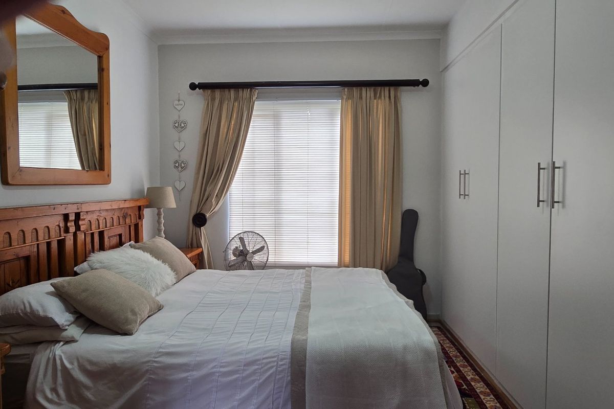 PICTURE PERFECT TOWNHOUSE IN POPULAR COMPLEX - Photo 4