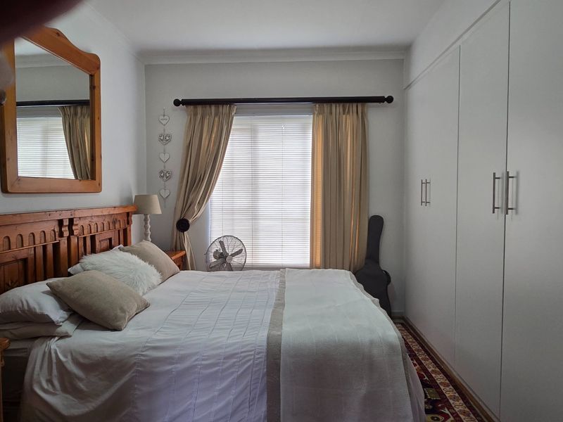 PICTURE PERFECT TOWNHOUSE IN POPULAR COMPLEX - Photo 4