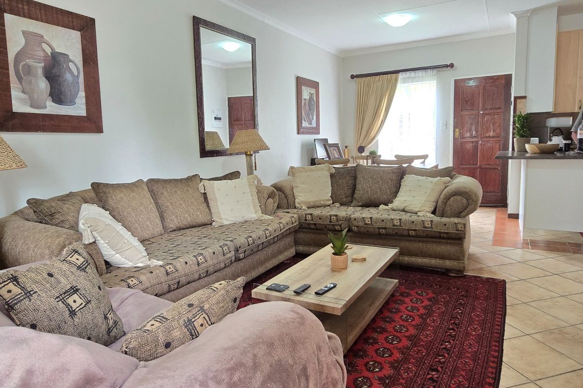 PICTURE PERFECT TOWNHOUSE IN POPULAR COMPLEX - Photo 2