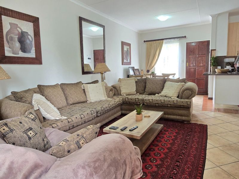 PICTURE PERFECT TOWNHOUSE IN POPULAR COMPLEX - Photo 2