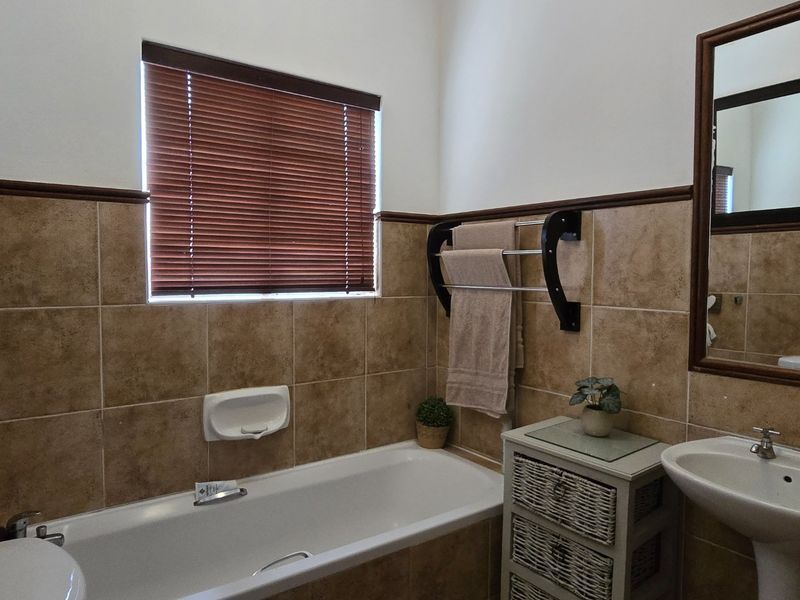 PICTURE PERFECT TOWNHOUSE IN POPULAR COMPLEX - Photo 8